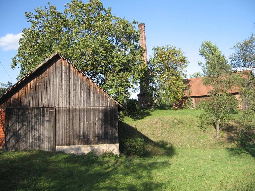 V okolí stavby jsou realizována schodiště a rozsáhlé pěší plochy s povrchem zámkové dlažby, nyní prorůstající plevelem.