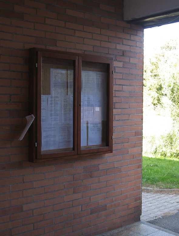 Vývěsní plochy Úřední deska obecního úřadu je umístěna před vchodem do obchodu a