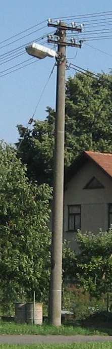 Veřejné osvětlení, elektrické a telefonní vedení Připojení Malé Lhoty na elektrickou energii proběhlo v roce 1927 a v jarních měsících roku 1928 se v Malé Lhotě začalo svítit.