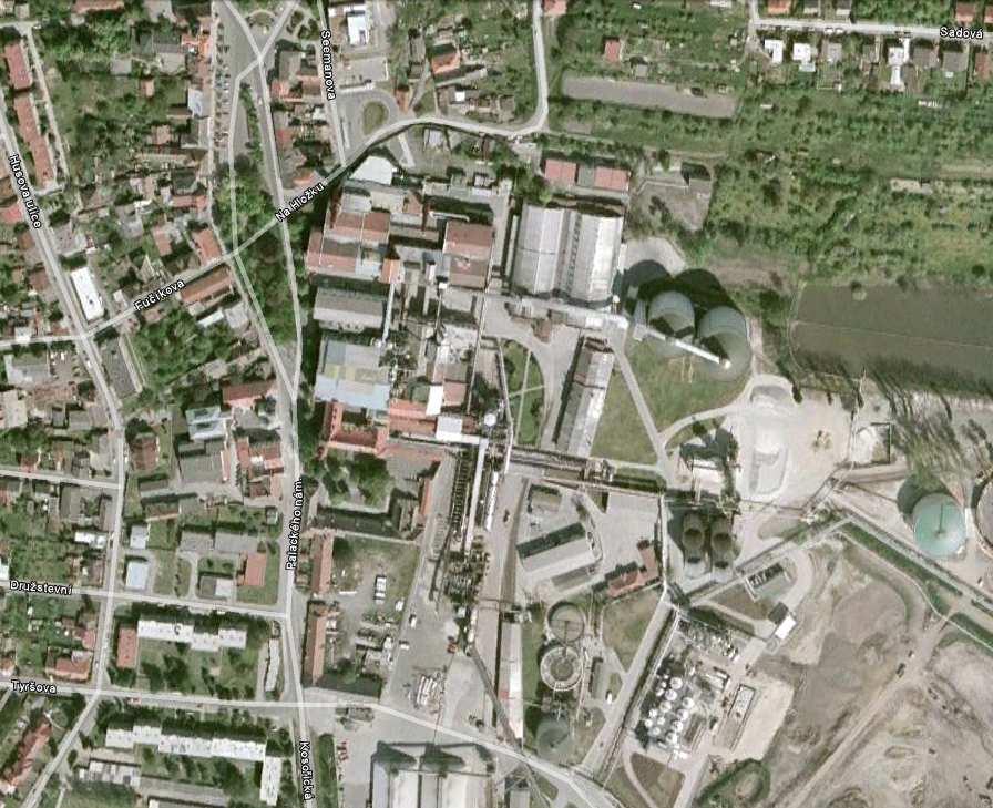 2. CHARAKTERISTIKA MĚŘENÉHO PROSTORU Cílem akustického měření je stanovení hladin akustického tlaku z provozu cukrovaru v Dobrovici v noční době v imisních bodech IO4 a IO6, které jsou situovány v