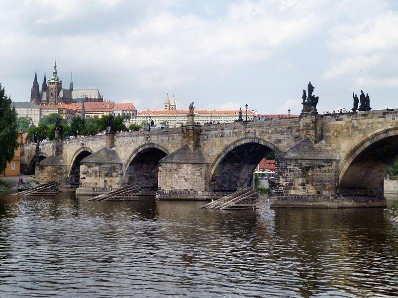 Karlova univerzita a Karlův most Roku 1348 založil Pražskou univerzitu Karlův most je