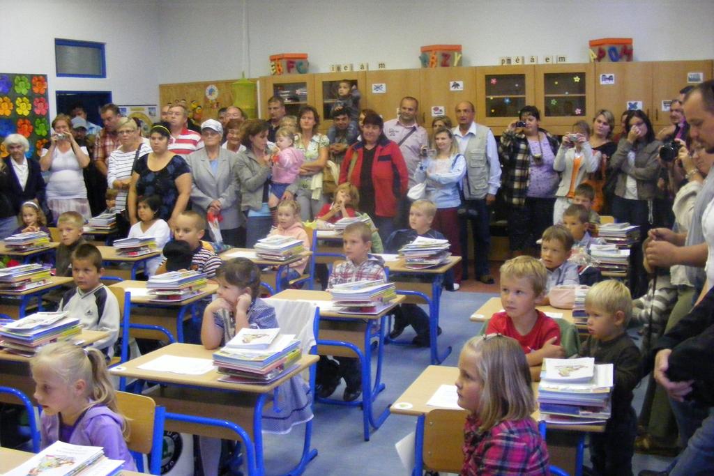 Vážení spoluobčané, Při pohledu na nové žáky v 1. třídě jsem si uvědomil, jak ten čas rychle letí. Před dvěma měsíci jsme se loučili s 9. třídou, s téměř dospělými lidmi a 1.