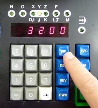 Pomocí numerické klávesnice zadáme vypočtenou souřadnici Y+3200