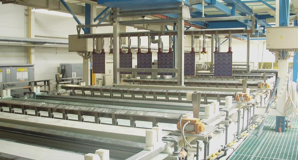 1.6 Galvanické pokovení Galvanické pokovení je proces nanášení vrstvy vodivého materiálu z pokovovacího roztoku průchodem elektrického proudu. Na obr. 6 náhled na galvanické pokovovací lázně.