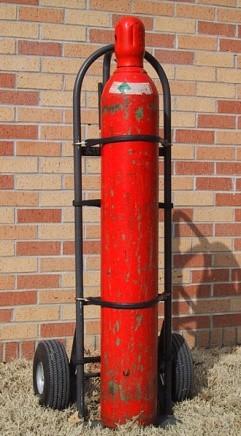 helium I je supratekuté, tzn. bez tření protéká libovolnými předměty, - supravodivé, tzn.