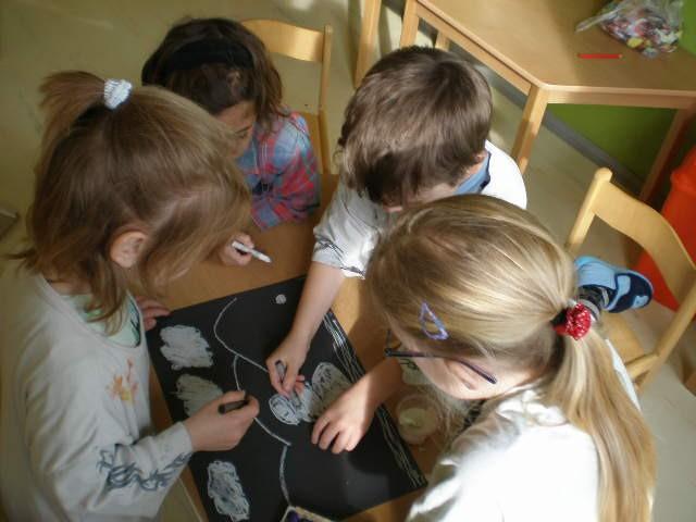 Činnost č. 3. Báseň Sněhulák Všude zima děti láká, na horách i v údolích, postavit si sněhuláka z velkých koulí sněhových. Je jak z vaty, však ho známe, oči z uhlí, z mrkve nos.