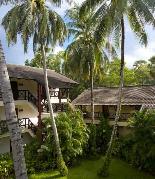Typy pokojů Odpočívejte, my se o Vás postaráme O Resortu Hotelový resort zasazený v rozsáhlém palmovém háji v zálivu Kata Bay nabízí svým hostům ubytování v bungalovech, postavených v tradičním