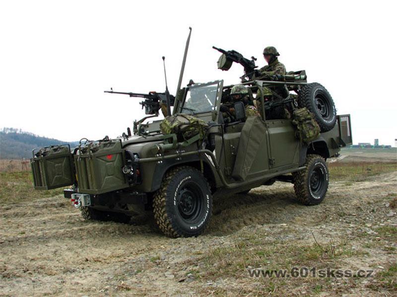 Mezi nejzastoupenější moderní dopravní prostředky sloužící výsadkovým družstvům patří Land Rover Defender 110 SOV - Special operations Vehicle (viz obr.