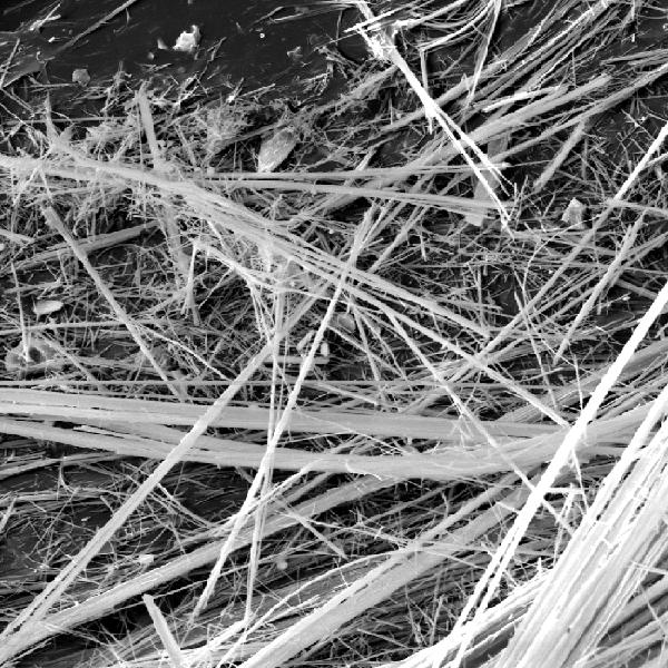5.7 Azbest a azbestová vlákna ve SDO Azbest je charakterizován jako přírodní vláknitý, nehořlavý a do určité míry žáruvzdorný minerál.