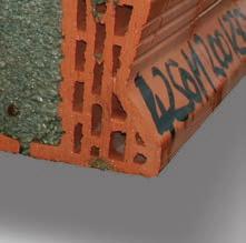 V místě, kde je panel uložen na zdivu, je zabudovaná mezi keramickými vložkami tepelná izolace polystyrenem XPS v tl.
