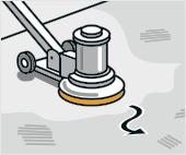 Nařežte pásy koberce na šířku pomocí stripovací čepele na tenké proužky. Poté jeďte ostrou čepelí přístroje volně pod starým kobercem a oddělte ho od podlahy.