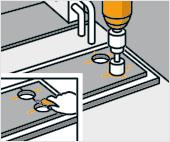 Strana 4 / 5 7. krok U radiátorových trubek přeneste polohu požadovaných otvorů na lamelu a vyvrtejte pomocí Forstnerova vrtáku otvory pro trubky.