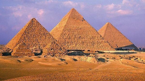 Pyramidy v Gize faraonové