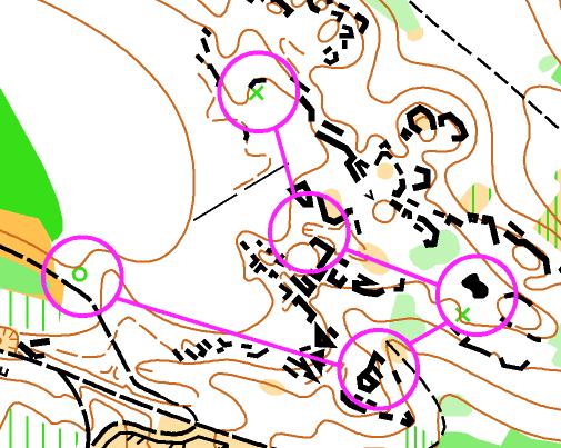 Obr. 25: Vlevo příklad špatných úhlů mezi postupy, vpravo dobrých (mapa: Valečov) Dále není vhodné zařazovat na trať necitlivá stoupání, což je ale v některých členitých terénech skoro nemožné.
