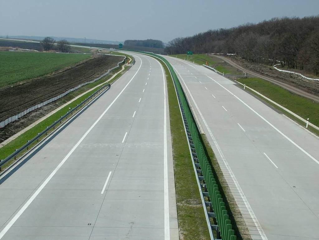 Obr. 2.1 Typické uspořádání dálnice se dvěma jízdními pásy. Jeden jízdní pás se skládá vždy ze dvou jízdních pruhů.