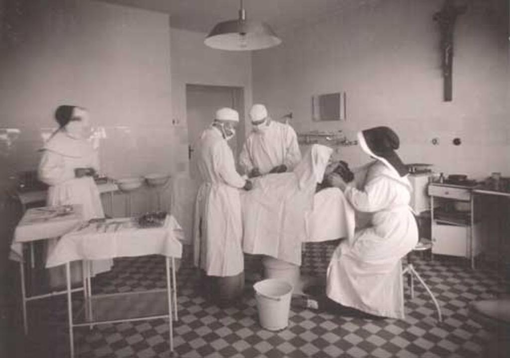 obr. 16: Operační sál v roce 1950 (Zdroj: