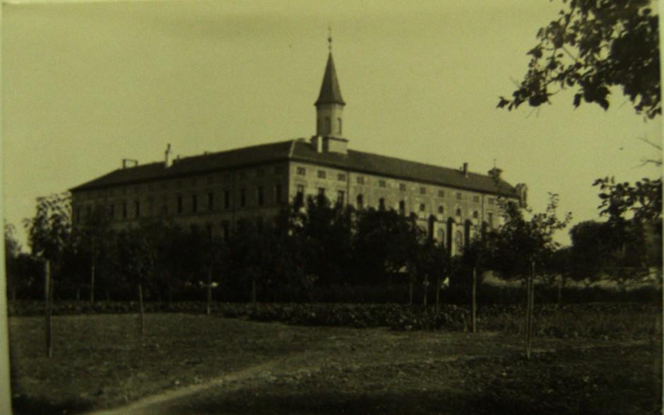 obr. 18: Klášter v Řepích, foto pořízené před válkou, později byla
