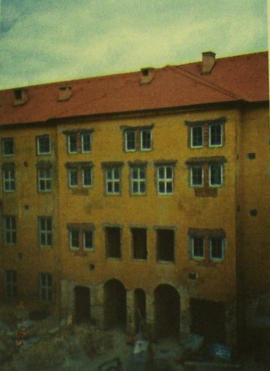 20 (vpravo): Domov v Řepích v začátcích rekonstrukčních prací, na