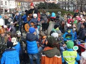 Na naší škole se konal masopust, a tak jsme se na něj zeptali paní učitelky Nulíčkové Jak dlouho se ve škole koná masopustní průvod?