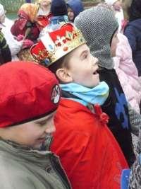 Dostávají domácí úkoly které se týkají masopustu a povídáme si o něm. Kdo vede celý průvod? Nikdo konkrétní průvod nevede.