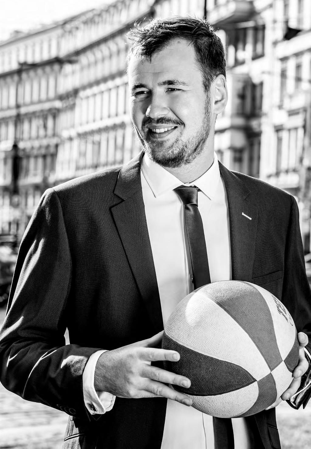 MONETA Money Bank, a.s. Konsolidovaná výroční zpráva 2016 MONETA JE MICHAL Basket, nebo keramika? Michal měl při rozhodování jasno už ve škole.