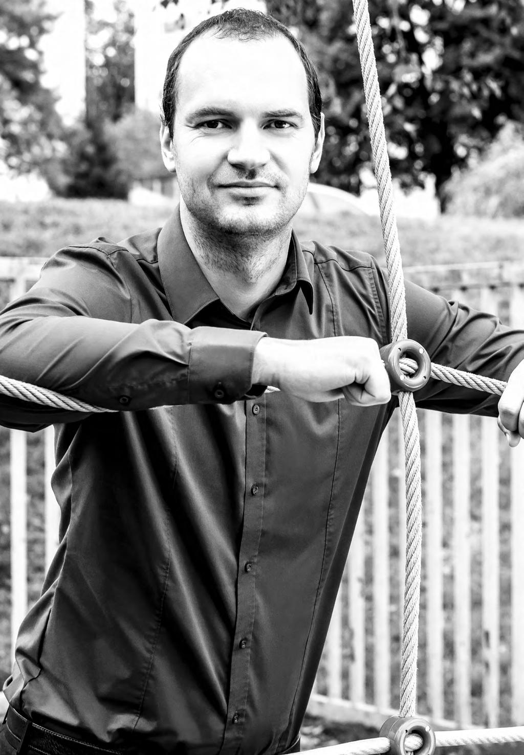 MONETA JE JIŘÍ Když se řekne Jirka, vybaví se vám především jeho obrovská chuť do života. Z Jirky čiší uvolněnost a nadhled. Miluje cestování, elektroniku, přírodu, ale hlavně svoji rodinu.