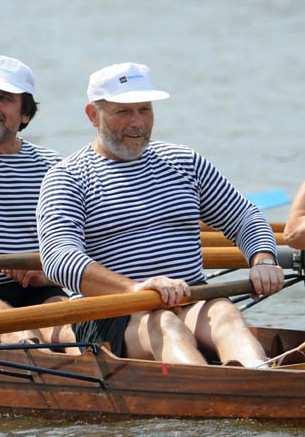 Miroslav Navrátil (*21. 9. 1953), který je aktivním veslařem, závodí za veterány ve VK Vajgar Jindřichův Hradec. Mimo jiné je i správce a trenér v klubu u rybníka Vajgaru.