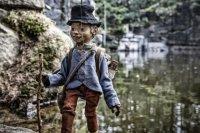 Malý pan Byl jednou jeden domeček v Duté hoře, v malé jeskyni. Zde žil šťastně a spokojeně Malý Pán. Až do jednoho dne, kdy se mu zdál sen o tajuplném domku, ve kterém najde to, co mu schází.