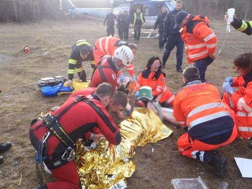 Záchrany v lomu Hády V lomu Hády dne 2.3. 2017 hasiči zachraňovali plavce, který uvízl pod ledem přírodních jezer. Do akce se zapojil i vrtulník s leteckými záchranáři na palubě.
