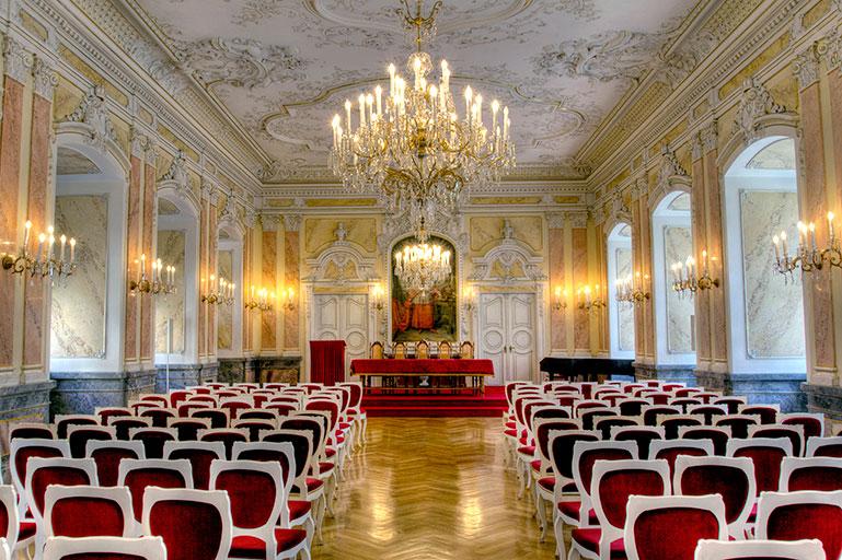 Arcibiskupský palác Archiv Olomouckého kraje 340 m Kašna Tritonů Jedno z nejkvalitnějších děl z cenného olomouckém souboru barokních kašen dnes najdete na Náměstí Republiky.