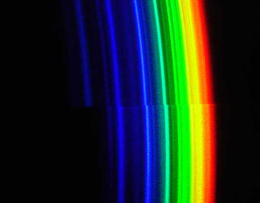 Kapitola 2. Ultrafialové záření 45 trafialovou oblast zviditelníme teprve luminiscencí, v našem případě na bílém papíře.