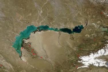 Jezero Balchaš Zdroj: www.nasa.