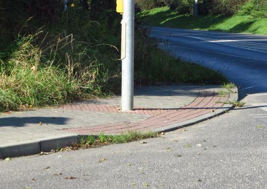 užitím varovného pásu na rozhraní chodníku a vozovky) musí vést rovnoběžně s osou přechodu!!! Délka musí být min.