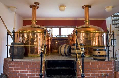 Průvodce po pivovarech 21 Pivovarský dvůr Zvíkov Na hradě Zvíkov lze dodnes nalézt ruinu středověkého pivovaru, který největší slávy dosáhl za vlády pánů ze Švamberka, jejichž znak labutě dodnes