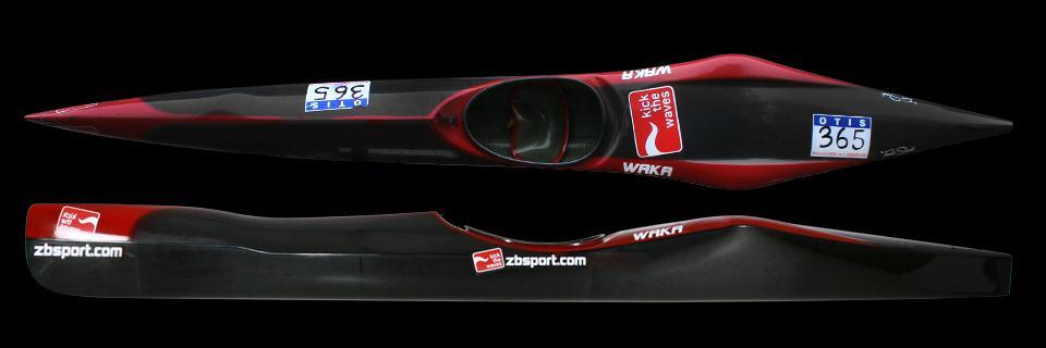 Obr. 44 Sjezdový kajak Zdroj: http://www.kickthewaves.com/uploads/produkt-loddetail/2/waka-header.png Technika Základní záběry při sjezdu vycházejí ze záběrů popisovaných v podkapitolách 2.2.1 a 2.2.3.