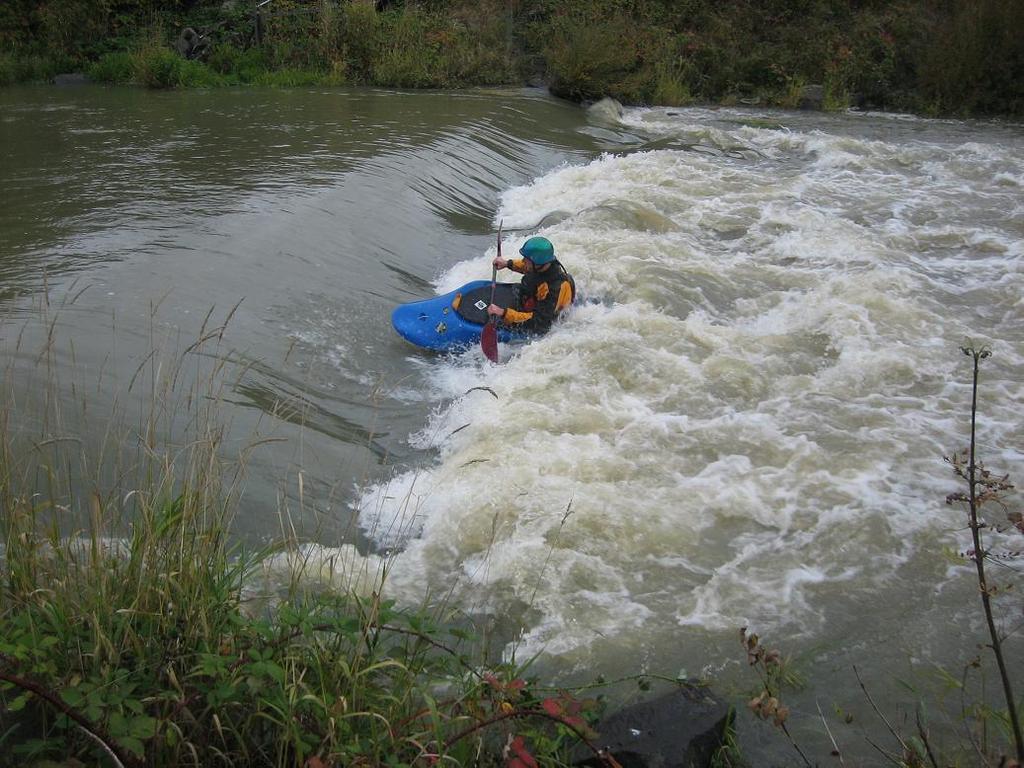 Obr. 61 Vlnoválec Zdroj: http://worldkayakblogs.com/welshkate/files/2007/10/steve_2.jpg Samotný freestylový závod je sloţen z několika jízd trvajících 45 s.