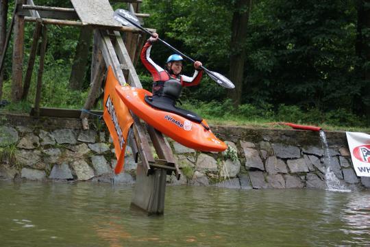 zatím nemá ţádná oficiální pravidla, je to spíše aktivita, kterou si závodníci krátí čas při čekání na svou jízdu [12]. Obr. 63 Slopestyle (Sopotnice 2010) Zdroj: http://www.teampyranha.