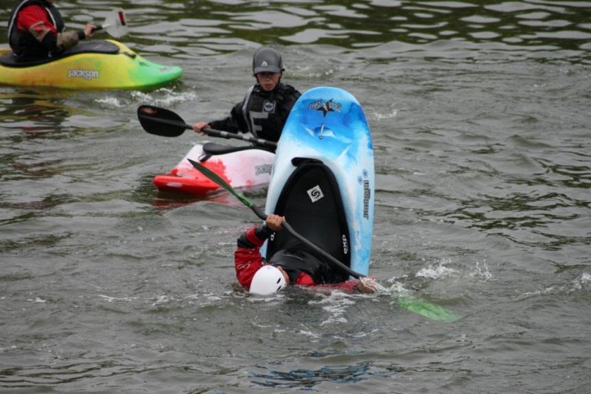 Obr. 64 Flatwater freestyle Zdroj: www.static1.jacksonkayak.com Na kajaku lze závodit také v zimním období. Tato disciplína se nazývá snowkayaking (viz obr. 65).