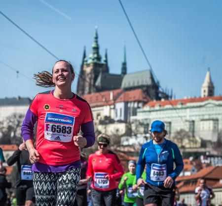 SPORTISIMO 1/2MARATON PRAHA V ULICÍCH VAŠÍ ČTVRTI V sobotu 1. dubna se zaplní ulice Prahy běžci z celého světa, aby si nejen zasoutěžili, ale aby se také proběhli překrásným městem.