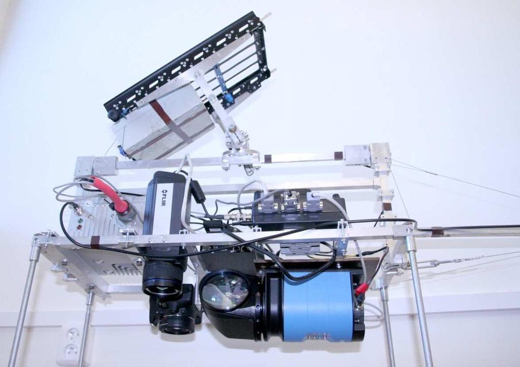 100D) a profeionální termometrické kamery (FLIR SC645). Pro záznam dat je používán průmylový minipočítač Stealth LPC-125LPM.