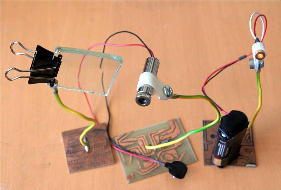 Kapitola 6. Popis experimentálních sad 32 kontakty laserové diody. Při manipulaci s modulem může snadno dojít k jejich odlomení.