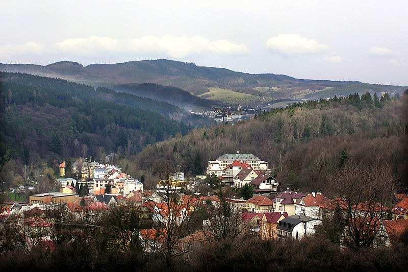 Obrázek 5: Luhačovice (rekreační krajina) [5] ZAJÍMAVOSTI, ČÍSELNÉ ÚDAJE lidé odpradávna osidlovali více nížiny, oblasti kolem řek, i praotec Čech zůstal se svou družinou v oblasti České tabule,