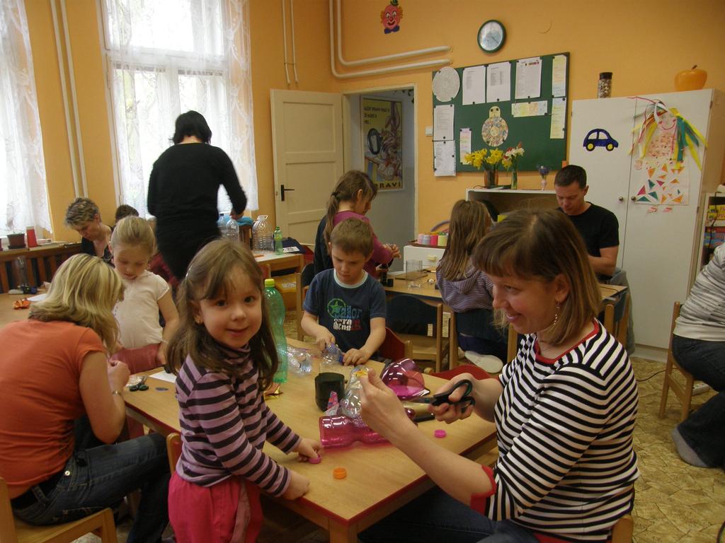 Tvořivé odpoledne v MŠ Kouzelná zahrádka Ve středu 18. 4. 2012 se v naší školce uskutečnilo další tvořivé odpoledne pro rodiče a děti. Tentokrát se sešlo 8 rodičů a 11 dětí.