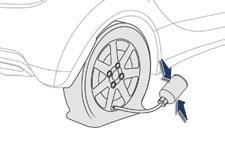 F Připojte vstřikovací trubičku k ventilku kola, které má být opraveno. F Několikrát rukou sevřete lahvičku s vyplňovacím přípravkem (dnem vzůru) až do vpravení celého jejího obsahu do pneumatiky.