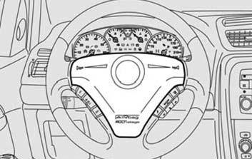 ČELNÍ AIRBAG ŘIDIČE Je tvořen rychle plnitelným vakem uloženým ve středu volantu. F0L0067m ČELNÍ AIRBAG SPOLUJEZDCE Je tvořen rychle plnitelným vakem uloženým v palubní desce.