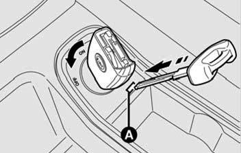 F0L0207m VYPNUTÍ MOTORU UPOZORNĚNÍ Po náročné jízdě je lepší nechat motor před vypnutím nabrat dech ve volnoběžných otáčkách, aby klesla teplota v motorovém prostoru.