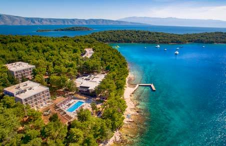 Izby: klimatizované dvojlôžkové izby v pavilónoch s možnosťou jednej prístelky, všetky majú kúpeľňu s WC, SAT TV, telefón, minibar, sušič na vlasy a balkón.