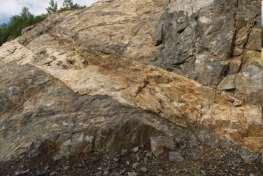Výhodné a nevýhodné vlastnosti přírodního kamene (vyvřelých hornin) VÝHODNÉ VLASTNOSTI Vysoká pevnost v tlaku Nízká pórovitost Nízká nasákavost Dobrá mrazuvzdornost Dlouhá životnost (trvanlivost)