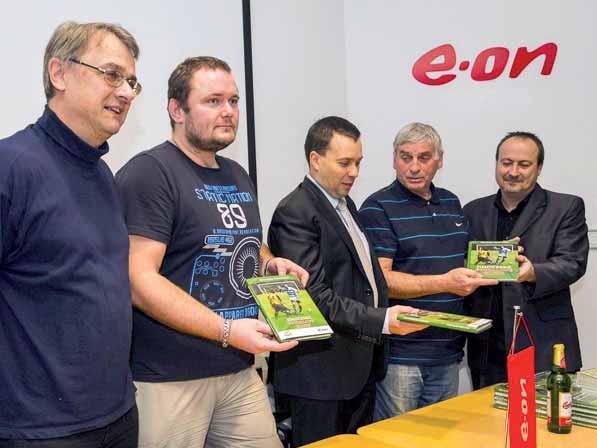 20 E.ON Czech Vydání ojedinělé publikace Zleva: autor Zdeněk Zuntych, Marek Pagač, Radek Bílý, Ladislav Novák a autor Michal Průcha Pokřtili jsme knihu Jihočeské fotbalové kluby V prostorách