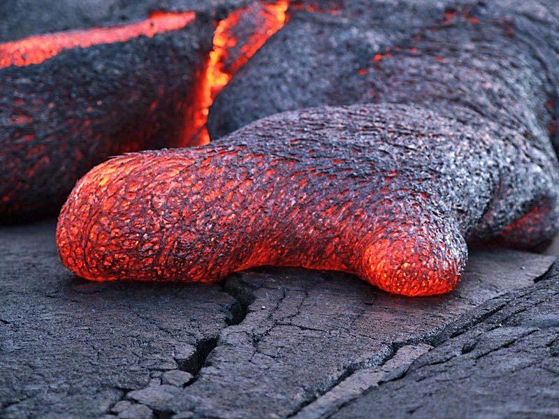 LÁVA Iba malá časť magmy prenikne v podobe lávy až na zemský